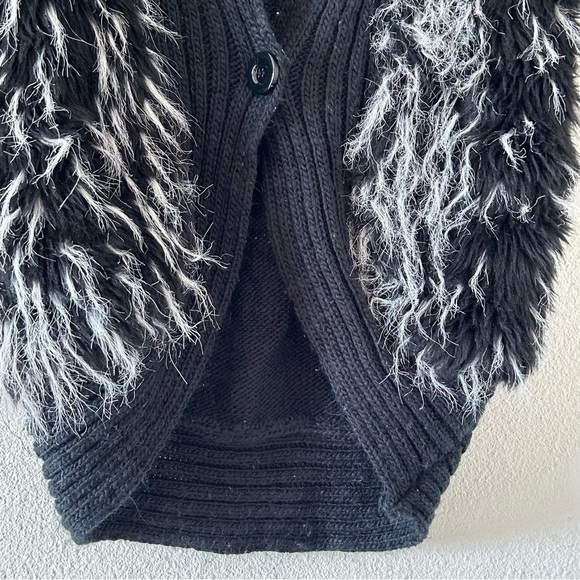 Collection Eighteen Women’s Circle Cadigan Knit Vest M/L Black Faux Fur Goblin - Picture 2 of 10